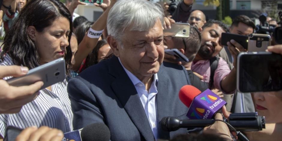 López Obrador y gobernador de Querétaro dialogan en privado