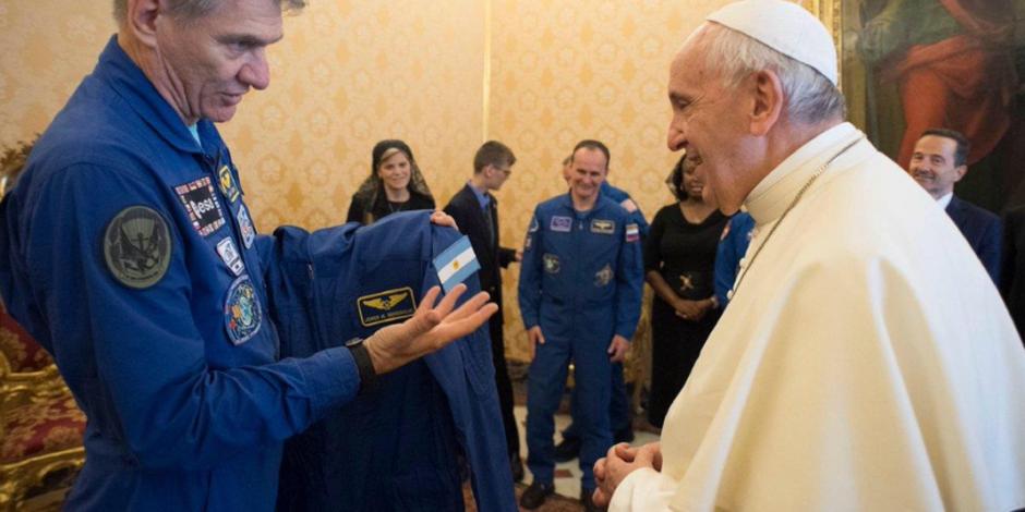 FOTOS: Astronautas regalan traje espacial al papa