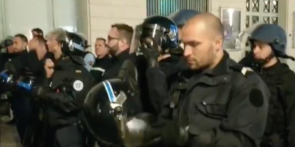 VIDEO: Ante protestas, policías franceses se quitan cascos en son de paz