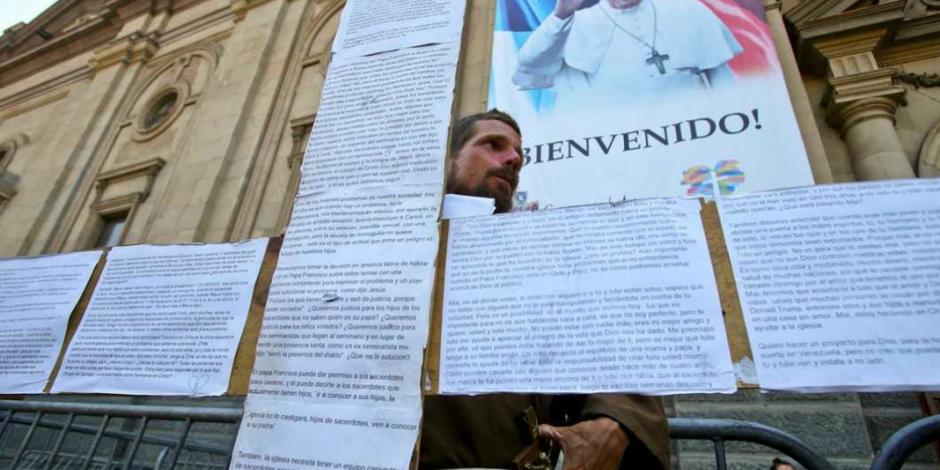 Tras ataques a iglesias, Bachelet pide a chilenos recibir al Papa con respeto