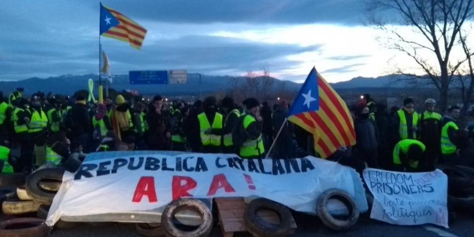 Independentistas bloquean vías en Cataluña por detención de Puigdemont