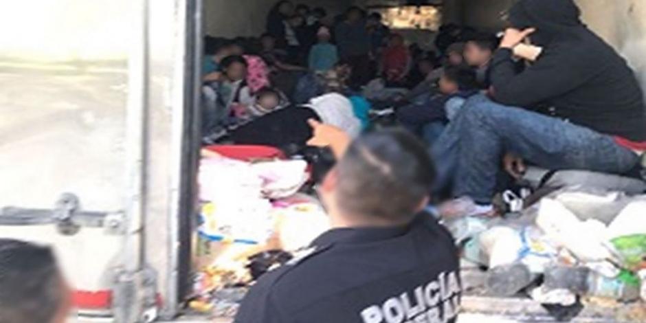 Rescatan a 100 migrantes que viajaban hacinados en tractocamión