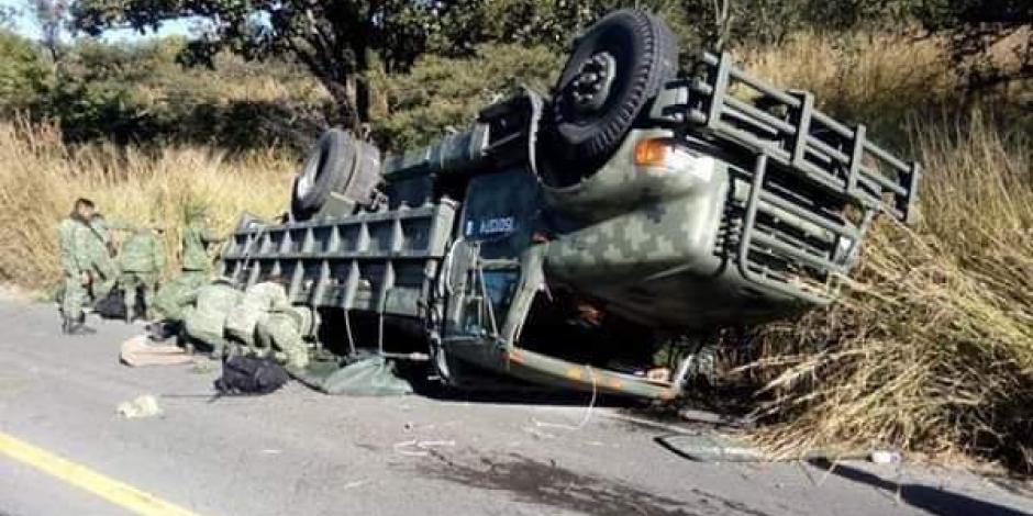 FOTOS: Reportan volcadura de camión del Ejército en Jalisco