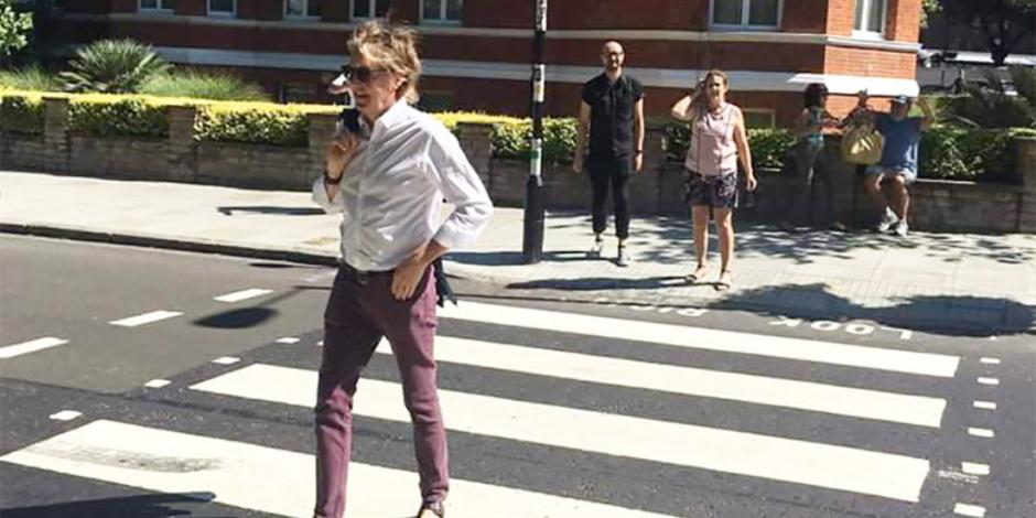 Paul McCartney cruza Abbey Road 49 años después