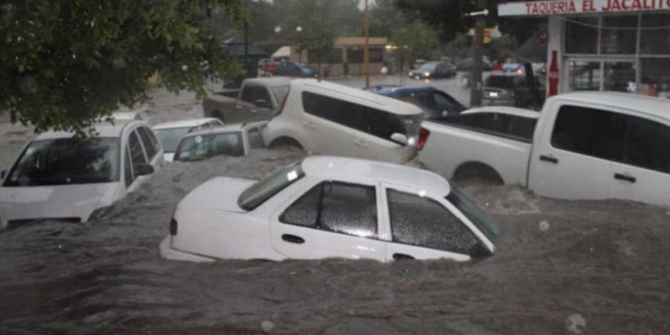 VIDEO: Fuerte lluvia inunda calles de Aguascalientes y arrastra hasta automóviles