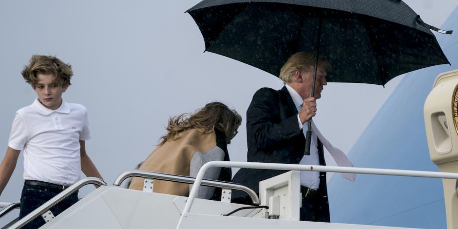 FOTOS: Trump se adueña del paraguas y abandona en la lluvia a Melania y a Barron