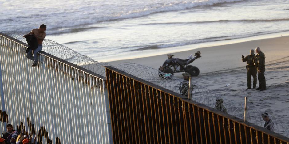 FOTOS: Colocan alambre de púas en muro fronterizo de Playas de Tijuana
