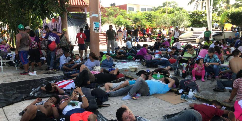 FOTOS Y VIDEO: Migrantes piden "aventón" y llegan a Mapastepec