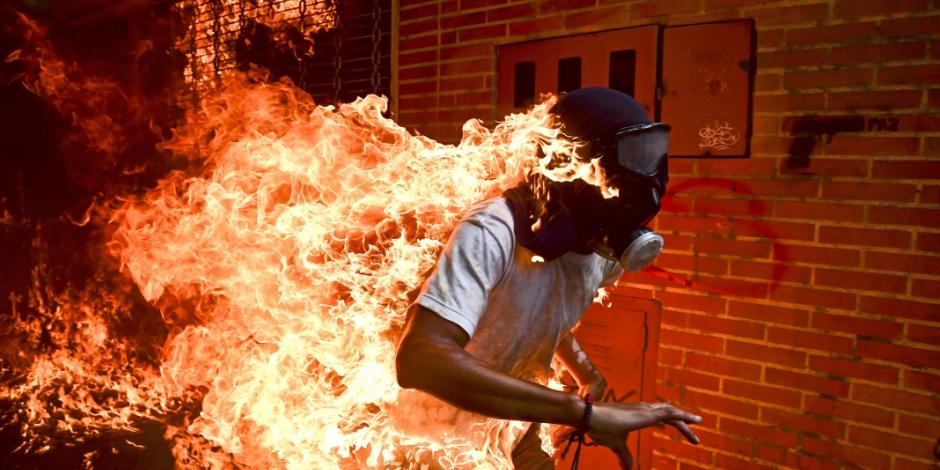 Imagen de venezolano en llamas, entre las nominadas a mejor foto del año