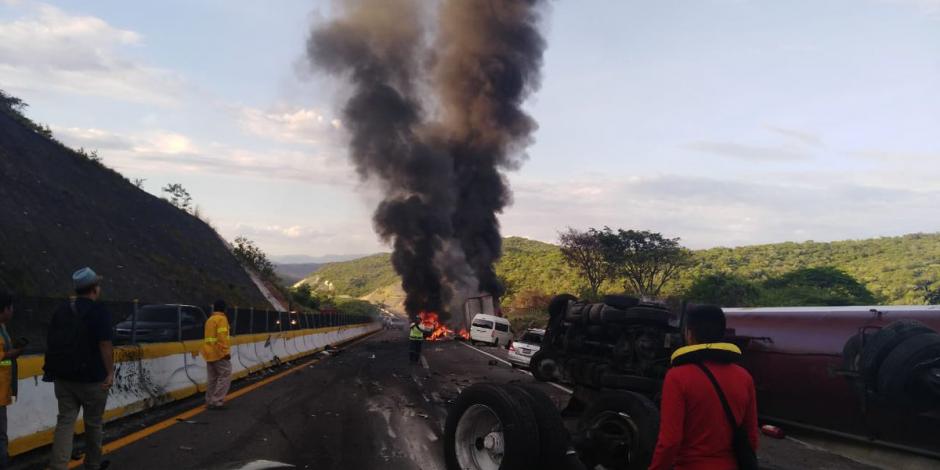 FOTOS: Pipa choca contra 6 vehículos en Autopista del Sol