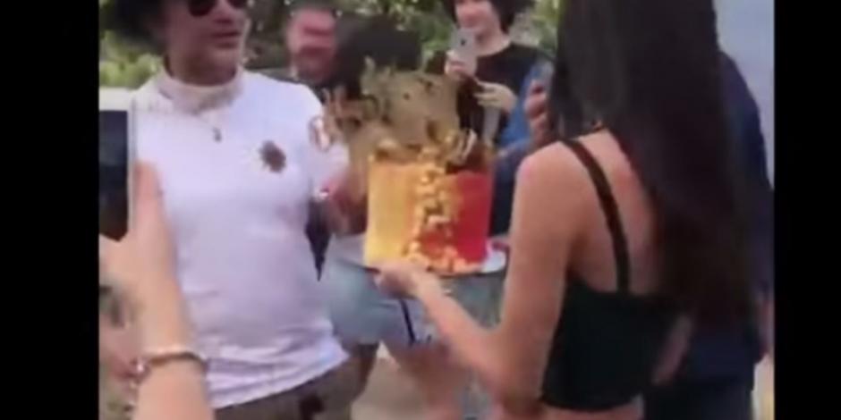 VIDEO: Alejandro Fernández recibe pastelazo en su cumpleaños