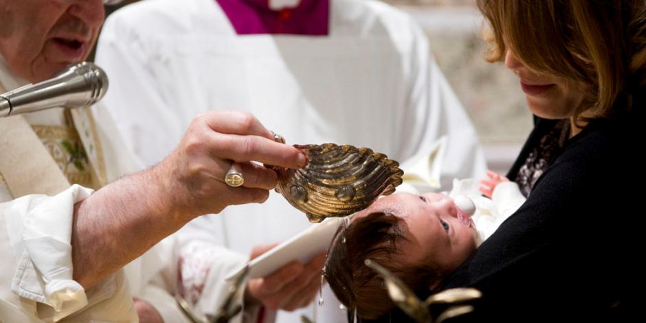 El Papa Francisco bautiza a 34 bebés en la Capilla Sixtina