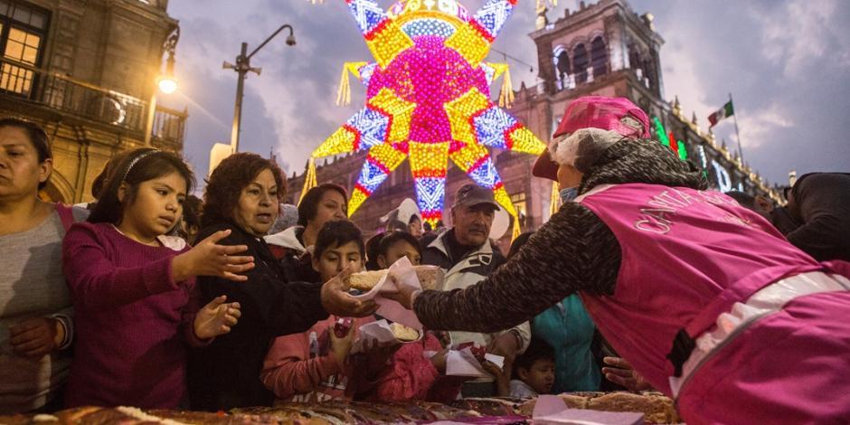 FOTOS: Miles de capitalinos parten mega rosca en el Zócalo