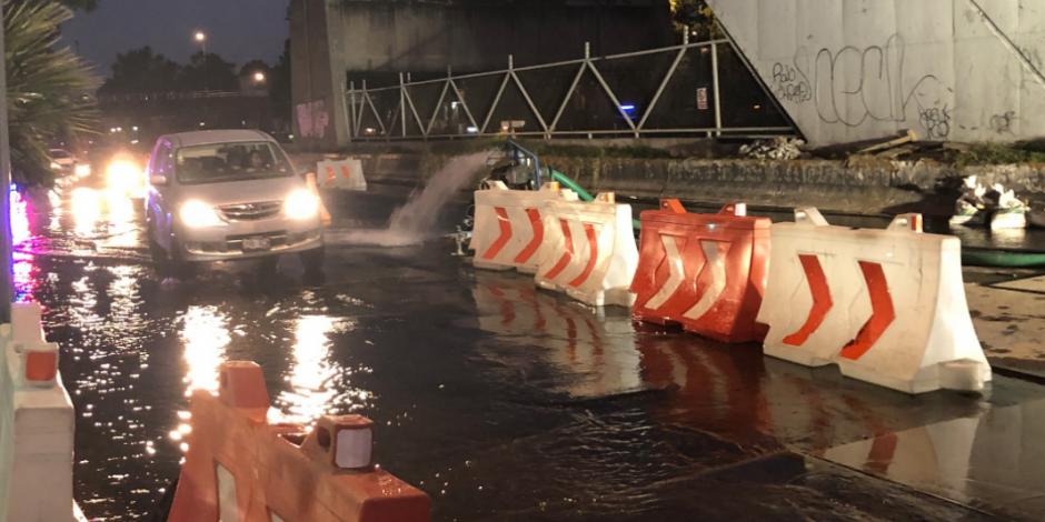 Reportan fuga de agua en Eje 3 Oriente a la altura del Metro Apatlaco
