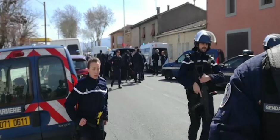 Hombre armado toma rehenes en supermercado de Francia; hay 2 muertos