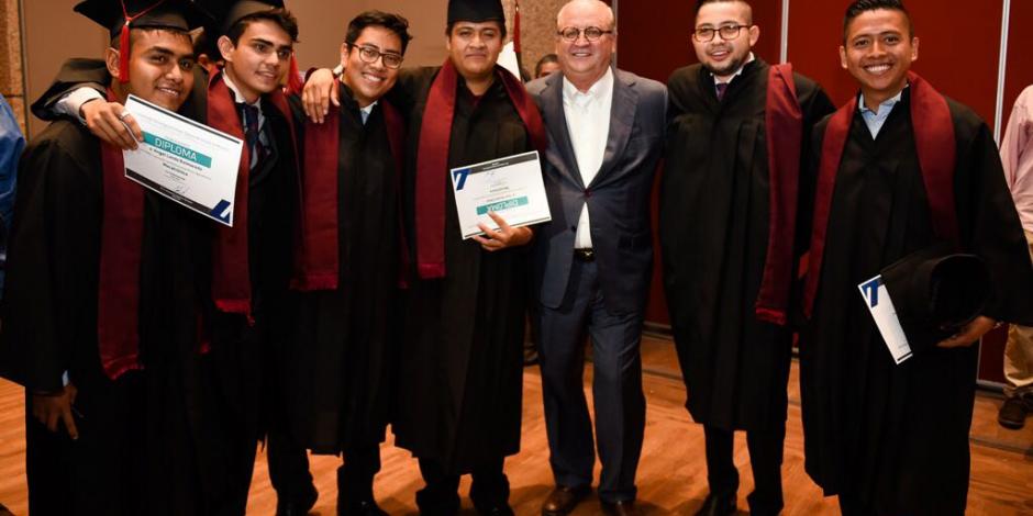 Felicita Graco a 573 alumnos graduados de la UTEZ