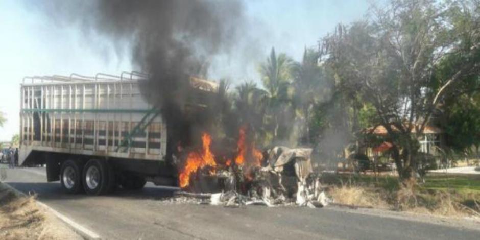 Bloquean y queman vehículos en 5 tramos carreteros en Michoacán