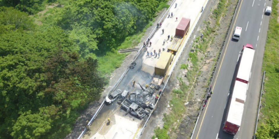Carambola con pipa deja 5 muertos y vehículos calcinados en Veracruz