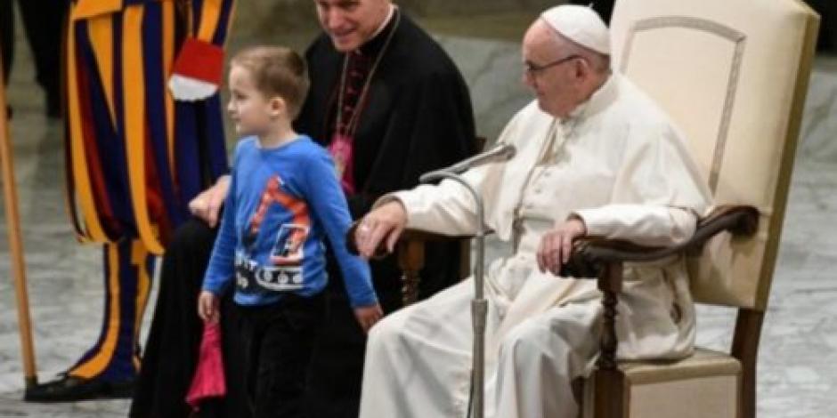 Niño autista argentino conquista al Papa tras interrumpir audiencia