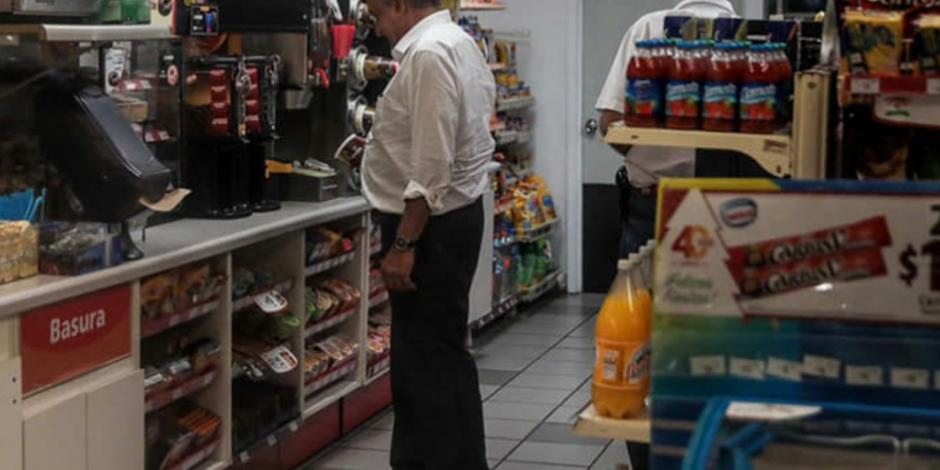 Captan a López Obrador comprando un café en un Oxxo
