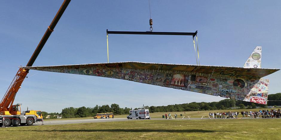 Buscan récord de avión de papel más grande con coloso de 19 metros