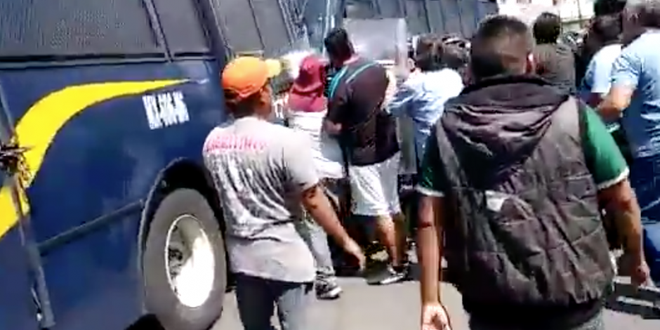 VIDEO: Se enfrentan granaderos y ambulantes en la Portales