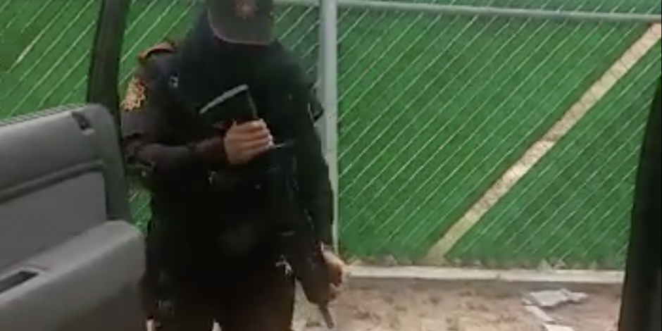 VIDEO: Con su fusil de asalto policía de NL realiza el #ChonaChallenge