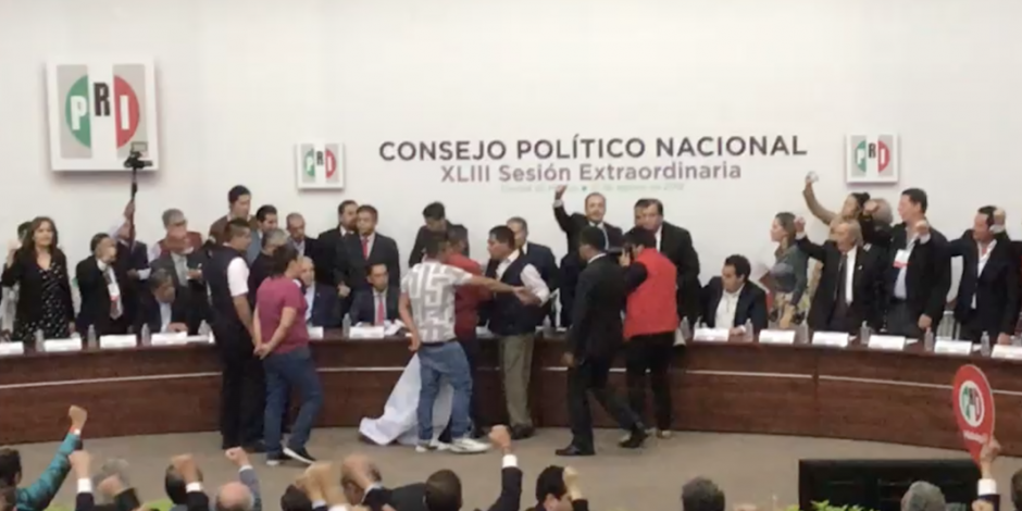 VIDEO: Excandidato provoca alboroto en Consejo Nacional del PRI