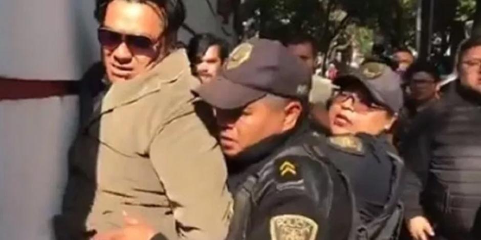 VIDEO: Arrestan a presunto ladrón afuera de la casa de transición de López Obrador