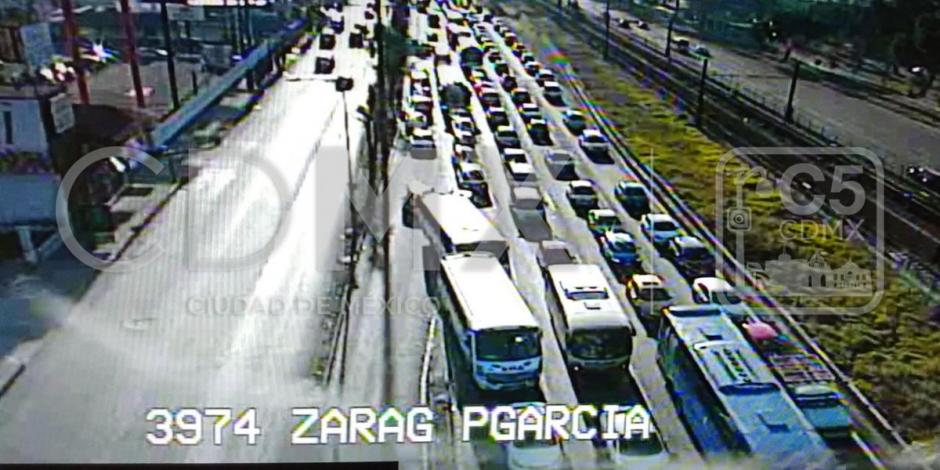 Vuelca pipa y congestiona vialidad en la Calzada Ignacio Zaragoza