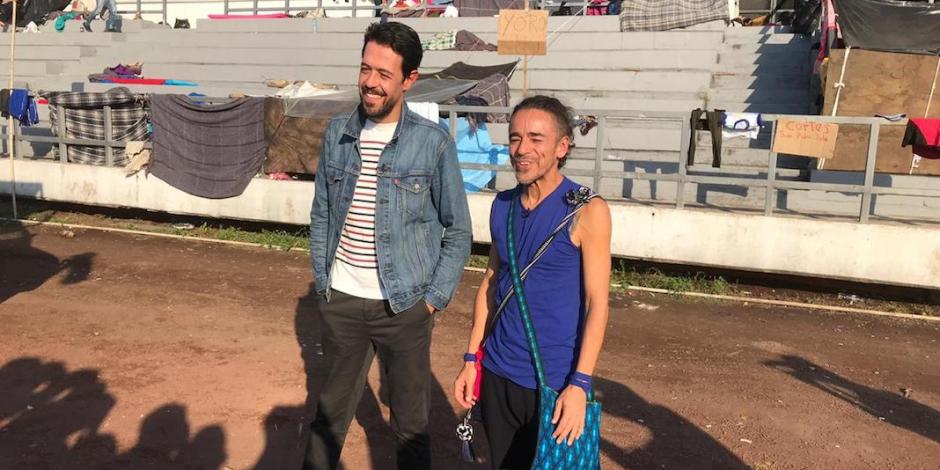 Rubén Albarrán y "Meme" visitan albergue de migrantes en Mixhuca