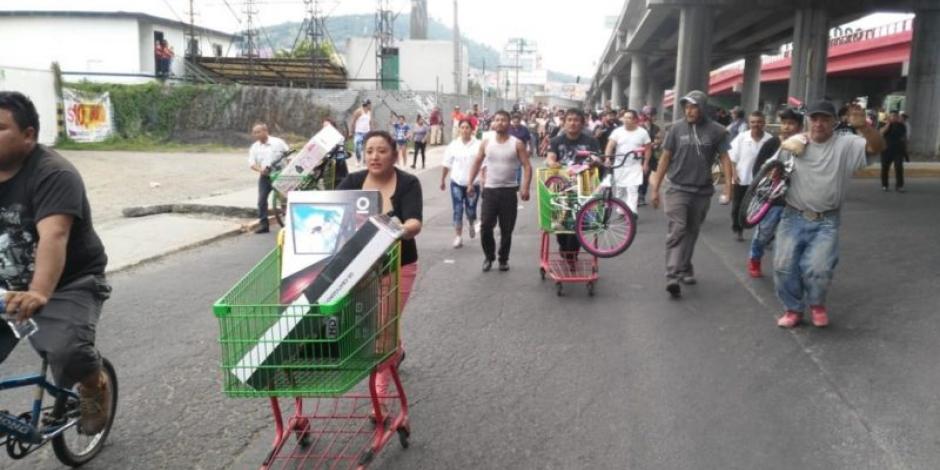 FOTOS Y VIDEO: Pobladores de San Juan Ixhuatepec devuelven mercancía robada