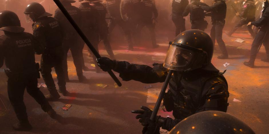 FOTOS: Policía se enfrenta a separatistas catalanes en Barcelona