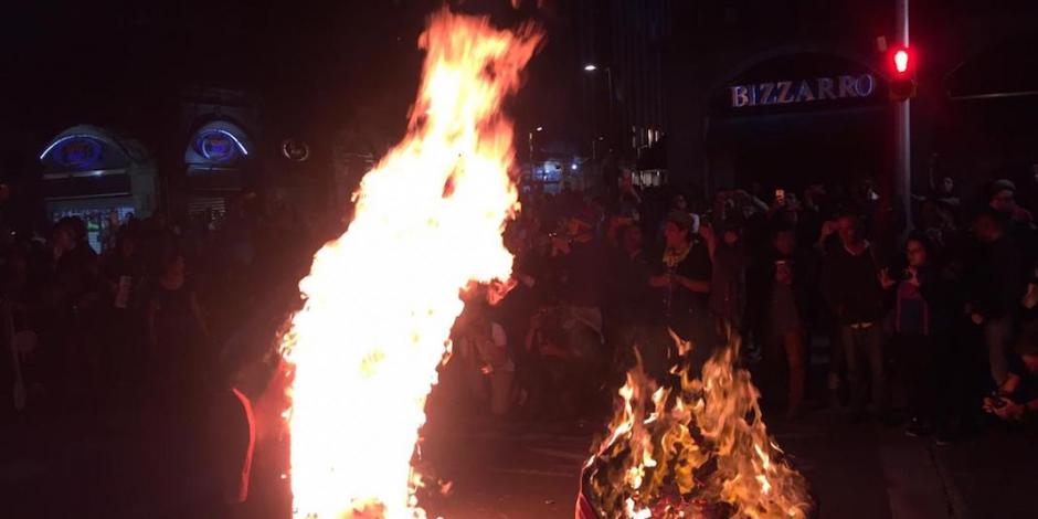 VIDEO: Manifestantes bailan en torno a cabeza quemada de Díaz Ordaz