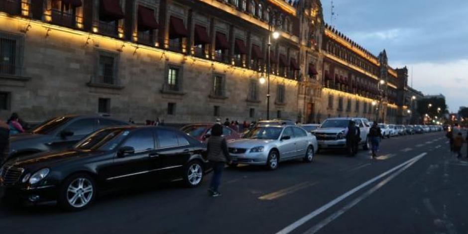 Balconean a legisladores de Morena, PT y PES por estacionarse mal