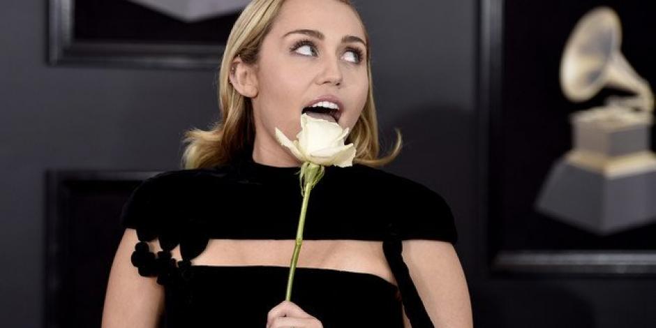 FOTOS: Gaga y Cyrus llevan rosas blancas a los Grammy