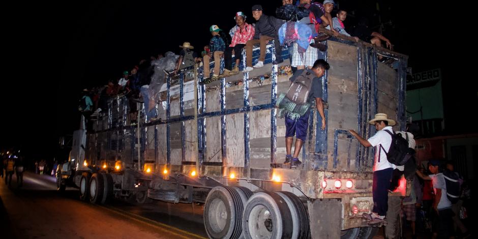 Desesperados, migrantes centroamericanos van hacia Donají, Oaxaca
