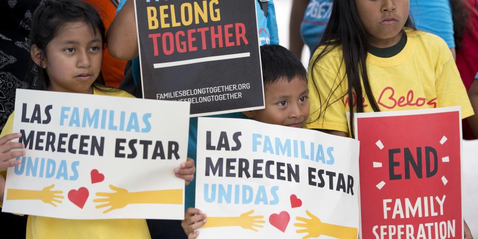Sin mencionar a EU, México y el Vaticano lamentan situación de niños migrantes