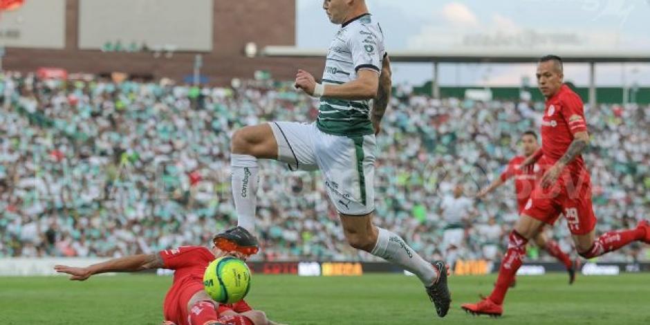 Santos remonta y vence 2-1 a Toluca, en partido de ida de la final
