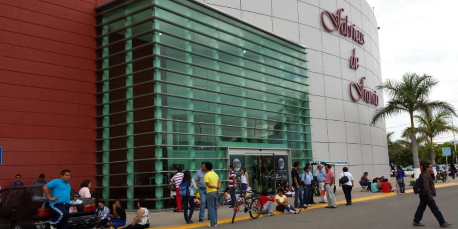Integrantes de la CNTE impiden apertura de centros comerciales en Oaxaca