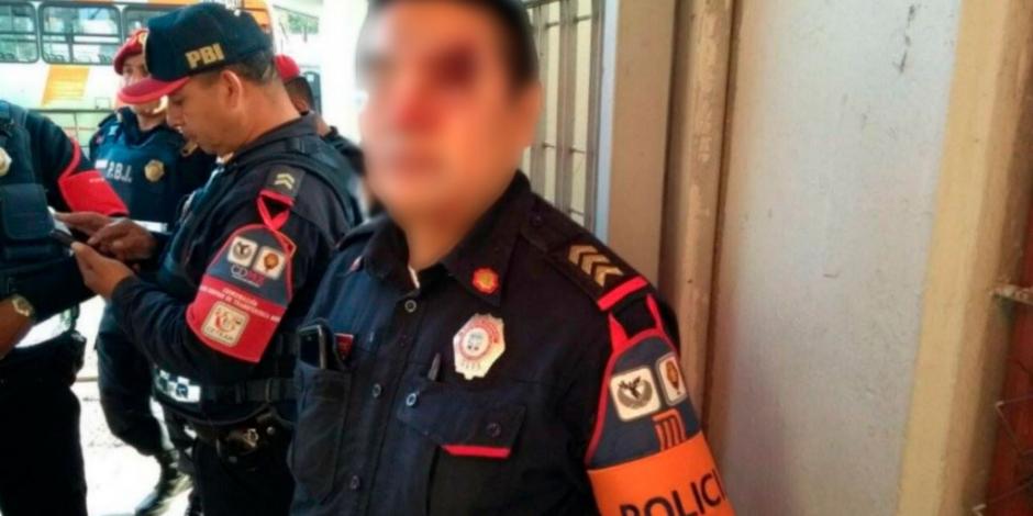 Sujeto en silla de ruedas agrede a policía en Metro Tasqueña