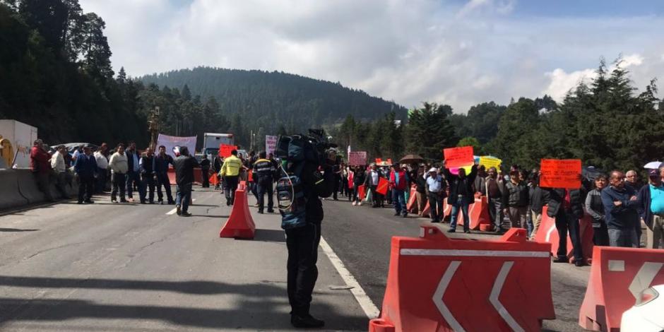 Manifestantes afectan autopistas centrales del país