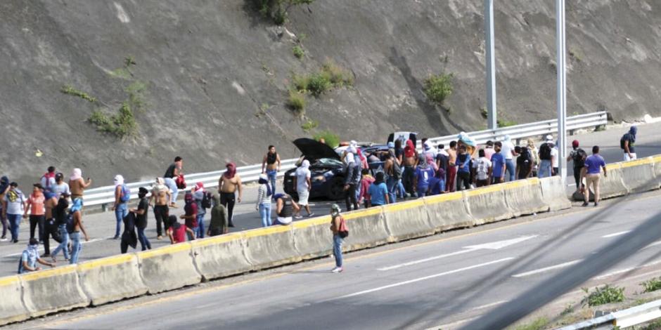 Afines a Ayotzinapa atacan patrullas aquí y en Guerrero, a 10 días del aniversario