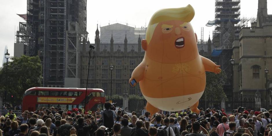 VIDEO: Con globo gigante, manifestantes se burlan de Trump en Londres