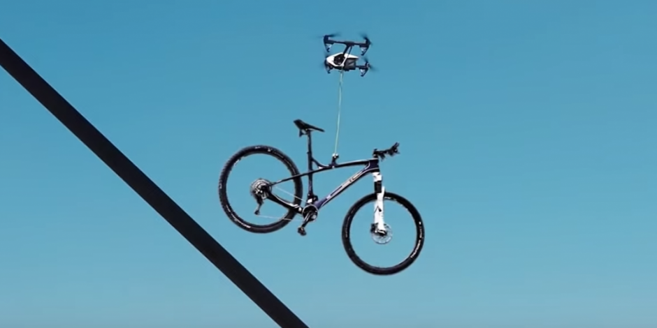 VIDEO: Ciclistas graban el momento en que un dron se lleva una bicicleta