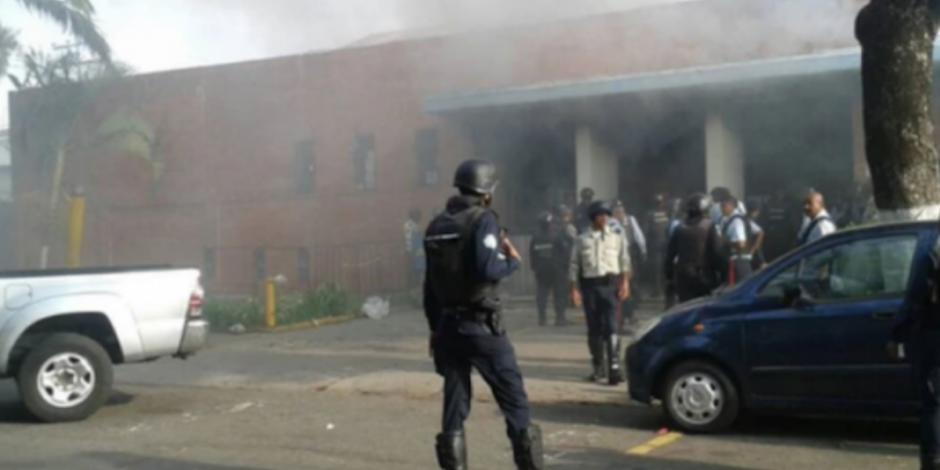 Activistas responsabilizan a Maduro por muerte de reos en incendio