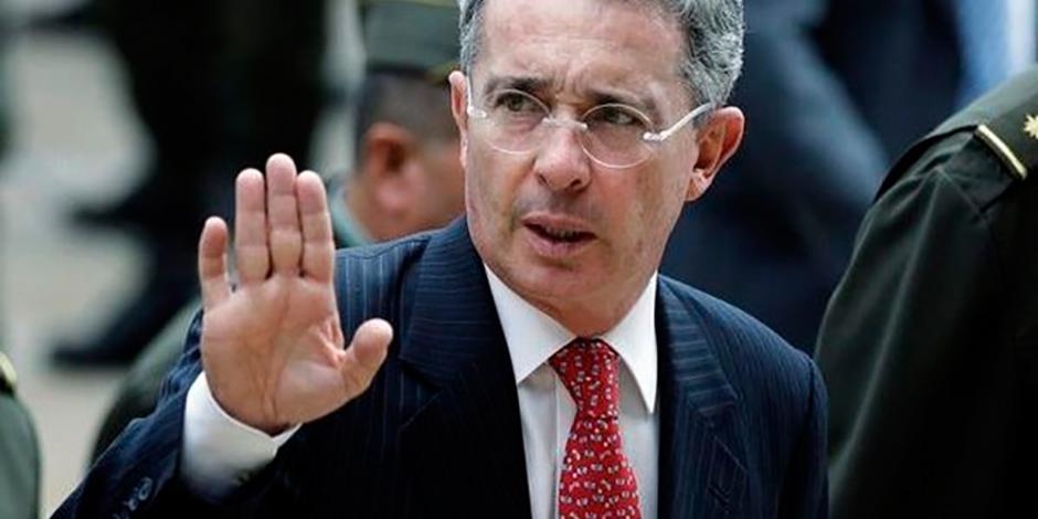 Por investigación sobre manipulación de testigos expresidente Uribe deja Senado