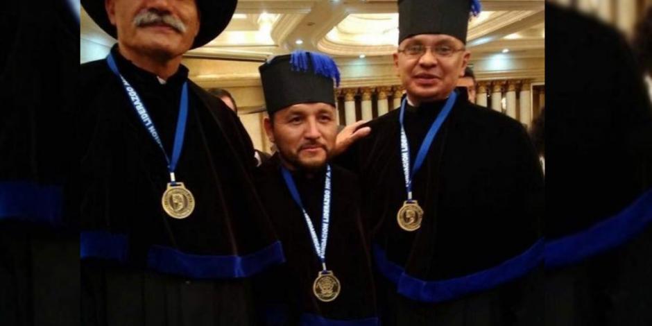 "El Mijis" y Mireles reciben doctorado Honoris Causa en Pachuca