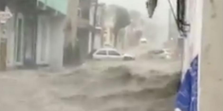 VIDEO: Lluvia en Tultepec arrastra vehículos y derriba barda