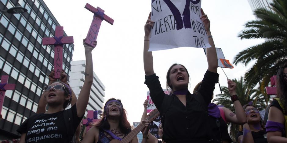 Marchan mujeres en la CDMX para conmemorar su día